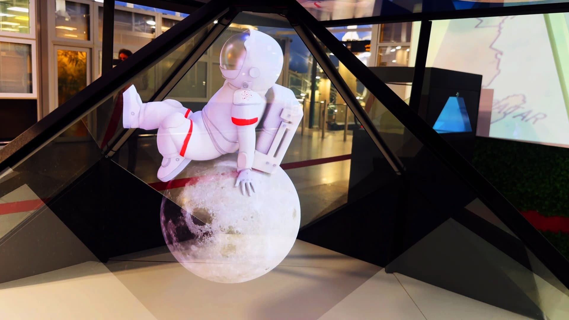 XFUTURETECH-LUCENT hologram 3D Display_AIRPORT-4
