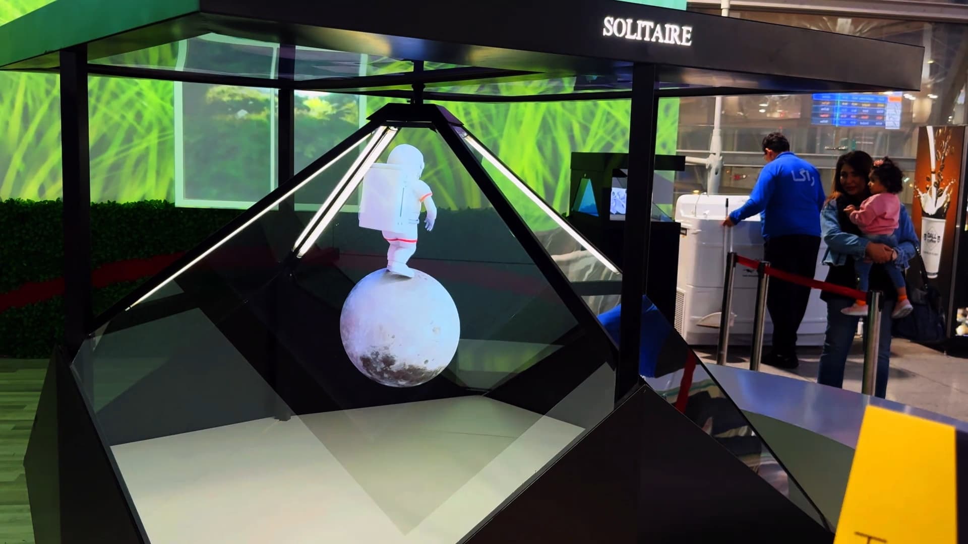 XFUTURETECH-SOLITAIRE 3D Hologram Display_AIRPORT-9